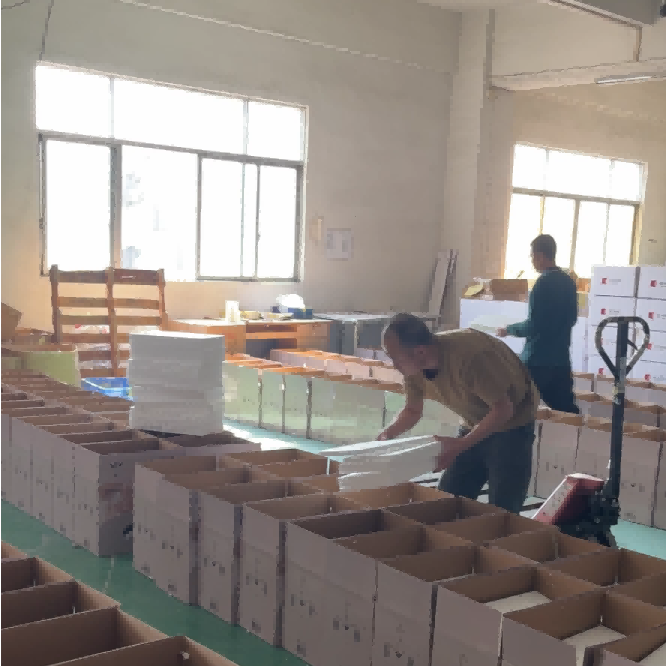 Rivela il meticoloso processo di confezionamento dei produttori di lampadari professionali