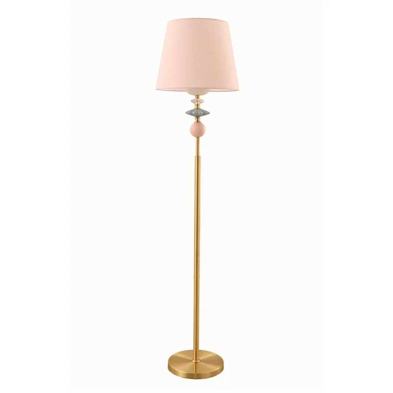 Perché scegliere la lampada da terra in porcellana con paralume Sandy Gold per il tuo spazio?